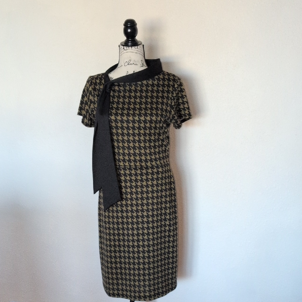 Shabby Apple Black & Beige Houndstooth Sheath Dress With Neck Tie